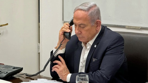 Der Ministerpräsident von Israel, Benjamin Netanjahu, telefoniert nach einer Kriegskabinettssitzung mit dem amerikanischen Präsidenten. © Government Press Office/XinHua/dpa 