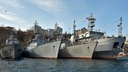 Russische Kriegsschiffe der Schwarzmeerflotte liegen im Hafen von Sewastopol auf der Krim (Ukraine). © dpa Foto: Ulf Mauder