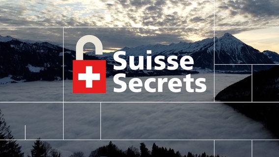 Ein geöffnetes Schloss mit dem Schweizer Logo neben der Aufschrift "Suisse Secrets" vor einer Berg- und Seenlandschaft © NDR 