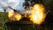 Eine ukrainische Panzerartillerie schießt an einer Frontlinie in der Region Charkiw auf russische Truppen. © picture alliance/dpa/AP | Evgeniy Maloletka Foto:  Evgeniy Maloletka