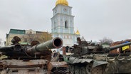 Panzer vor einer Kirche in der Ukraine. © dpa Foto: Friedemann Kohler