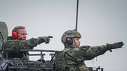 Verteidigungsministerium Boris Pistorius steht mit einem Soldaten bei seinem
Antrittsbesuch bei der Bundeswehr auf dem
Truppenübungsplatz Altengrabow in einem Puma Schützenpanzer. © picture alliance Foto: Kay Nietfeld