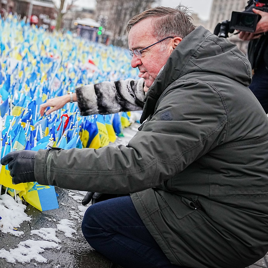 Boris Pistorius (SPD), Bundesminister der Verteidigung, schaut sich in Kiew ein Meer ukrainischer Fahnen auf den Maidan an. © picture alliance Foto: Kay Nietfeld