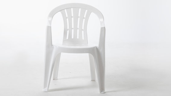Ein Monobloc-Stuhl. © NDR Foto: Andreas Sütterlin