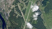 Dieses Satellitenfoto von Planet Labs PBC zeigt die doppelte militärische und zivile Nutzung des internationalen Flughafens Princess Olga Pskow (Russland). © Planet Labs PBC/AP/dpa Foto: Planet Labs PBC