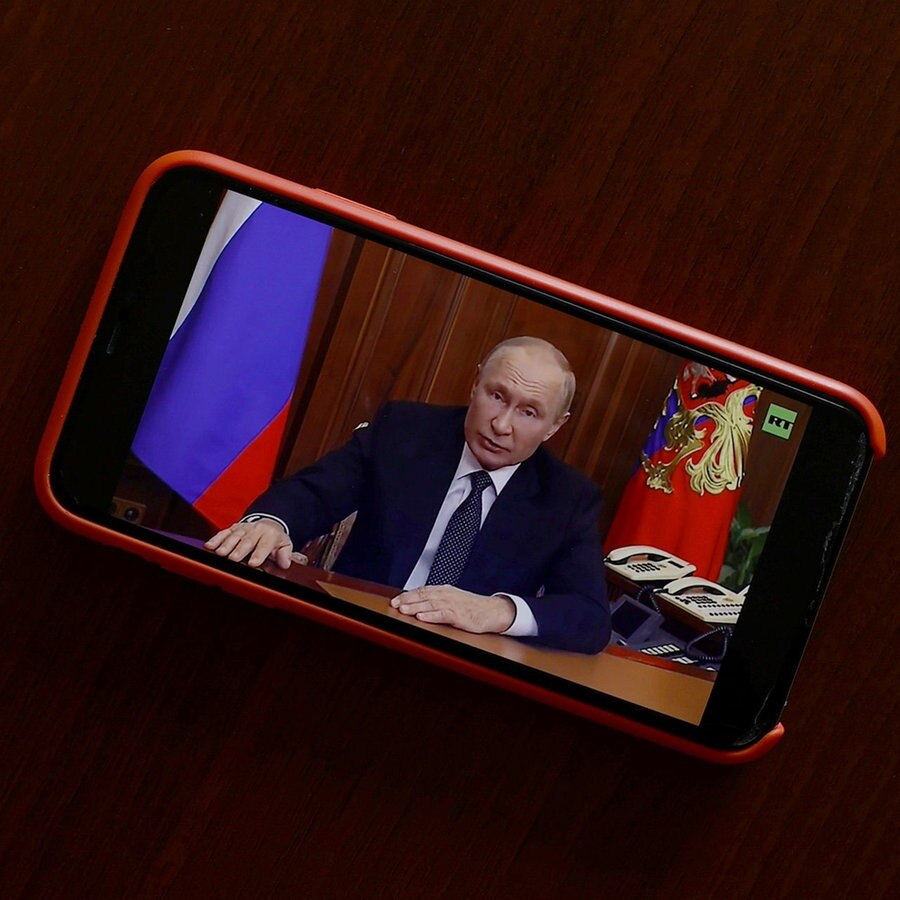 Auf einem Handy wird die Fernsehansprache von Wladimir Putin zur Mobilmachung gezeigt. © picture alliance Foto: Sefa Karacan