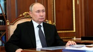 Ein Porträtbild zeigt den russischen Präsidenten Wladimir Putin im Kreml in Moskau. © dpa/Pool Sputnik Kremlin/AP Foto: Mikhail Klimentyev