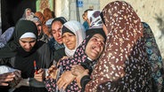 Palästinenserinnen trauern während der Beerdigung einer Familie, die bei einem israelischen Bombenangriff auf Rafah im südlichen Gazastreifen getötet wurde. © dpa Foto: Abed Rahim Khatib