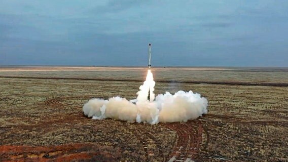 Eine russische Iskander-K-Rakete, die taktische Atomwaffen transportieren kann, wird während einer Militärübung auf einem Truppenübungsplatz in Russland abgeschossen. © Uncredited/Russian Defense Ministry Press Service/dpa Foto: Pressedienst des russischen Verteidigungsministeriums