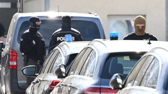 Bei bundesweiten Durchsuchungen im "Reichsbürger"-Milieu ist in Reutlingen ein Beamter eines Spezialeinsatzkommandos durch einen Schuss leicht verletzt worden. © dpa Foto: Marijan Murat