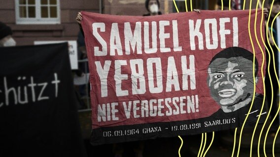 Demonstranten tragen ein Banner mit dem Bild und dem Namen von Samuel Yeboah und der Aufschrift "Nie vergessen". © picture alliance / dpa Foto: Thomas Frey