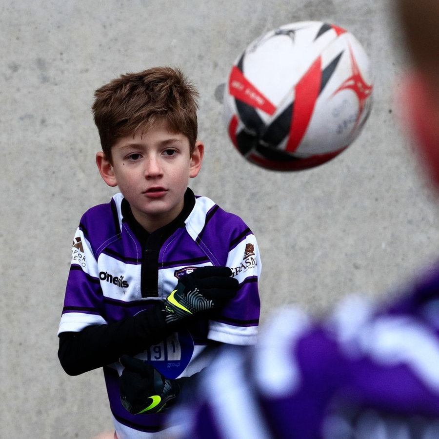 Ein Junge spielt Rugby © picture alliance / Action Plus | John Patrick Fletcher Foto: John Patrick Fletcher