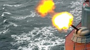 Auf diesem vom Pressedienst des russischen Verteidigungsministeriums veröffentlichten Foto feuert ein Kriegsschiff der russischen Schwarzmeerflotte während einer Marineübung im Schwarzen Meer. © Russian Defense Ministry Press Service/AP/dpa 
