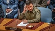 Der Präsident der Ukraine, Wolodymyr Selenskyj, nimmt an der Sitzung des UN-Sicherheitsrat in New York (USA) zum Thema Ukraine teil. © dpa Foto: Michael Kappeler