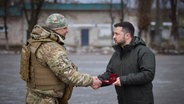 Der ukrainische Präsident Selenskyj besucht Soldaten an der Front in der Region Dnipropetrowsk © picture alliance Foto: Ukrainische Pressestelle