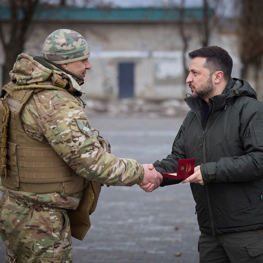 Der ukrainische Präsident Selenskyj besucht Soldaten an der Front in der Region Dnipropetrowsk © picture alliance Foto: Ukrainische Pressestelle