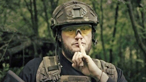 Dieses vom ukrainischen Verteidigungsministerium zur Verfügung gestellte Bild zeigt einen ukrainischen Soldaten an einem ungenannten Ort, der einen Finger vor seinen Mund hält. © Uncredited/Ukrainian Defense Ministry/AP/dpa 