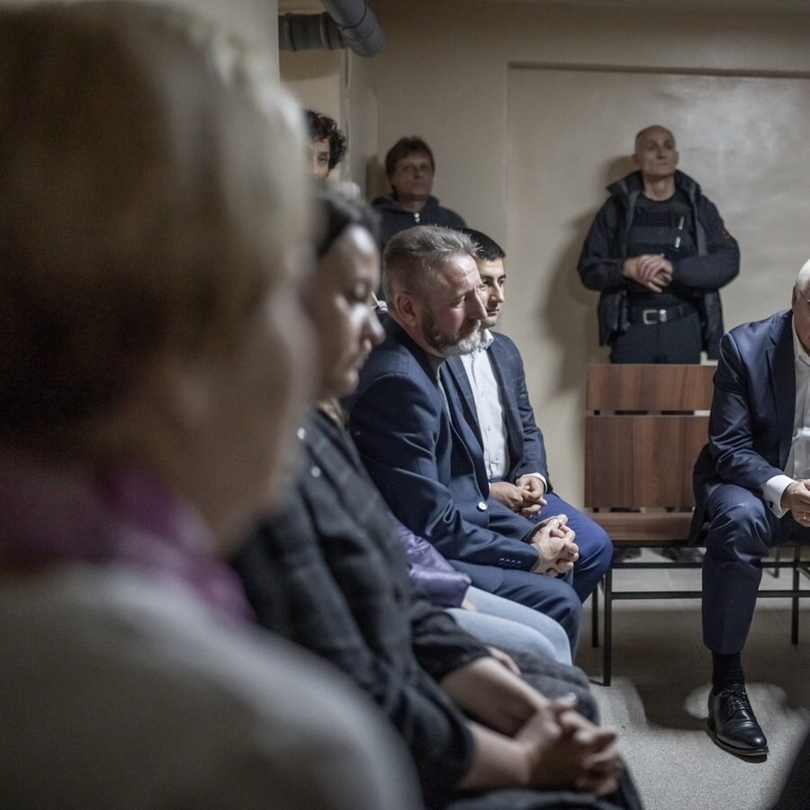 Bundespräsident Frank-Walter
Steinmeier wartet nach einem Luftalarm im
Luftschutzbunker im Norden der Ukraine. © picture alliance Foto: Michael Kappeler