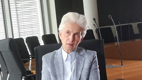 Die Politikerin Marie Agnes Strack-Zimmermann (FDP) während eines Interviews. © NDR 