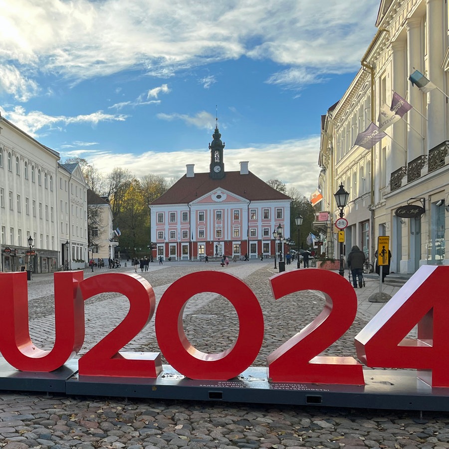 Vor dem Rathaus in Tartu (Estland) steht ein Logo mit der Schrift "#Tartu2024" für die europäische Kulturhauptstadt 2024. © Julia Wäschenbach Foto: Julia Wäschenbach