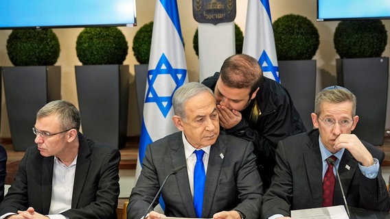 Der Premierminister von Israel, Benjamin Netanjahu (Mitte), leitet eine Kabinettssitzung in der Kirya, dem Sitz des israelischen Verteidigungsministeriums in Tel Aviv. © AP-Pool/dpa Foto: Ohad Zwigenberg
