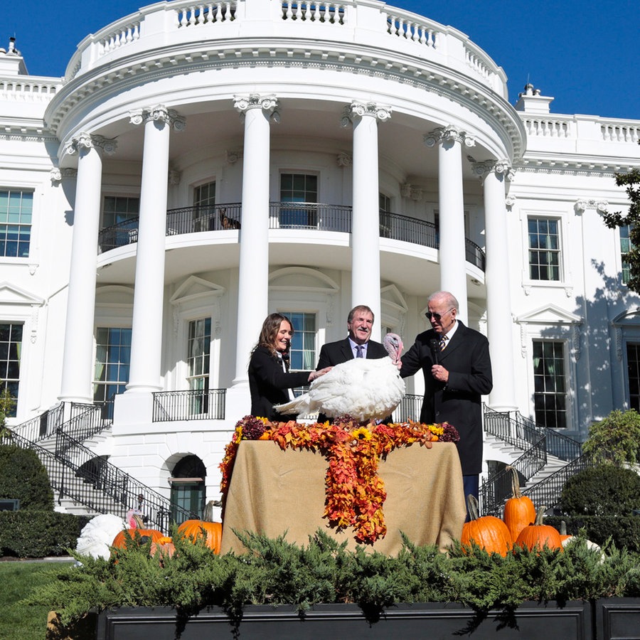 US-Präsident Joe Biden begnadigt den nationalen "Thanksgiving"-Truthahn im Garten des Weissen Hauses. © ddp/Sipa USA Foto: Oliver Contreras