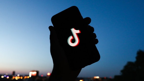 Ein Smartphone mit TikTok Logo. © pictrue alliance Foto: Jakub Porzycki