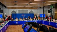 Der Konferenzsaal während des Treffens der EU-Verteidigungsminister in Toledo (Spanien). © EUROPA PRESS/dpa Foto: Mateo Lanzuela