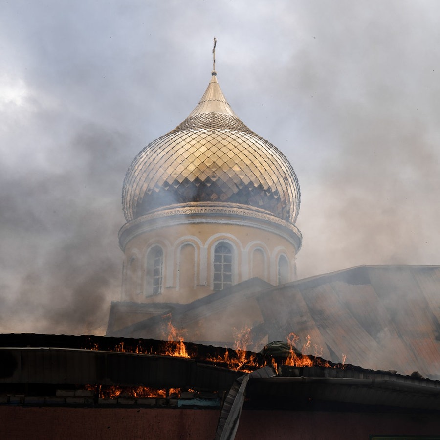Ein Feuer bedroht die ukrainisch-orthodoxe St.-Nikolaus-Kirche in Kupjansk in der Ukraine. © picture alliance Foto: Ashley Chan