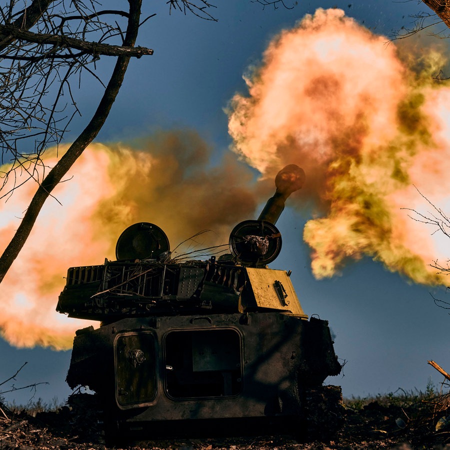 Ein selbstfahrendes Artilleriefahrzeug feuert in der Region Donezk. © AP/dpa Foto: Libkos