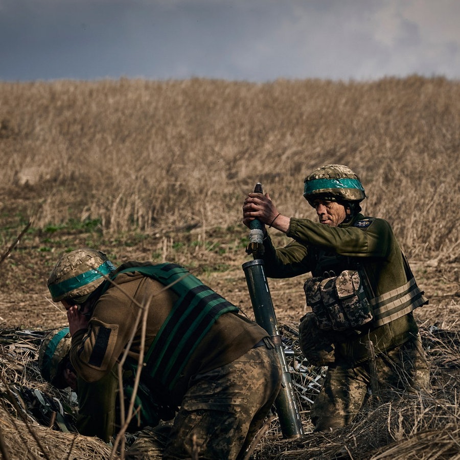Ukrainische Soldaten der 28. Brigade
feuern einen Mörser auf russische Stellungen an der Frontlinie in der Nähe von Bachmut in der Region Donezk. © picture alliance Foto: Libkos