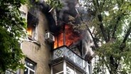 Ein durch russischen Beschuss beschädigtes Wohnhaus in der Ukraine © picture alliance / AA | State Emergency Service of Ukraine / Handout 