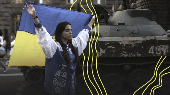 Eine Frau hält eine ukrainische Flagge in Kiew, Ukraine, am 24. August 2023. © picture alliance / AA Foto: Ercin Erturk
