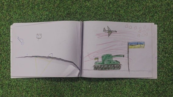 Eine Kinderzeichnung mit einem Panzer und einer ukrainischen Flagge © picture alliance / AA Foto: Gian Marco Benedetto