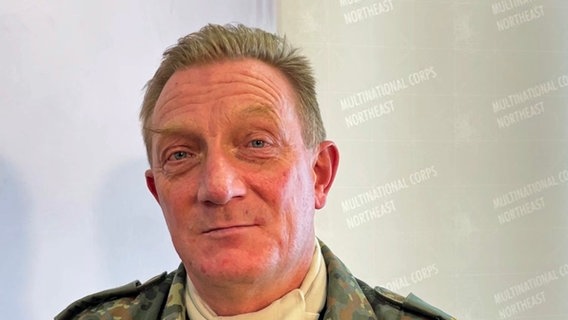 Ein Porträtbild von Generalleutnant Jürgen-Joachim von Sandrart, Leiter des NATO Multinationalcorps Northwest im Baltikum. © NDR Foto: Wiebke Neelsen