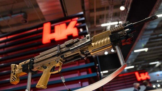 Die Firma Heckler & Koch zeigt das
Maschinengewehr MG4 KA3 © picture alliance Foto: Nicolas Armer