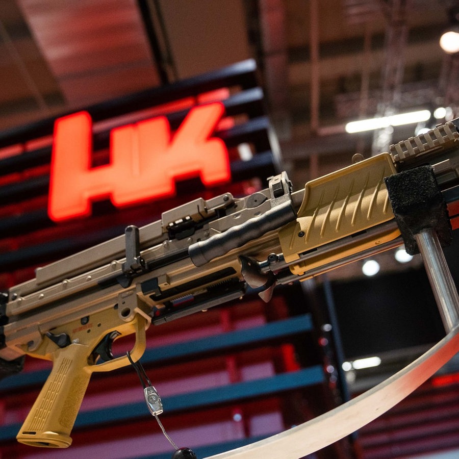 Die Firma Heckler & Koch zeigt das
Maschinengewehr MG4 KA3 © picture alliance Foto: Nicolas Armer