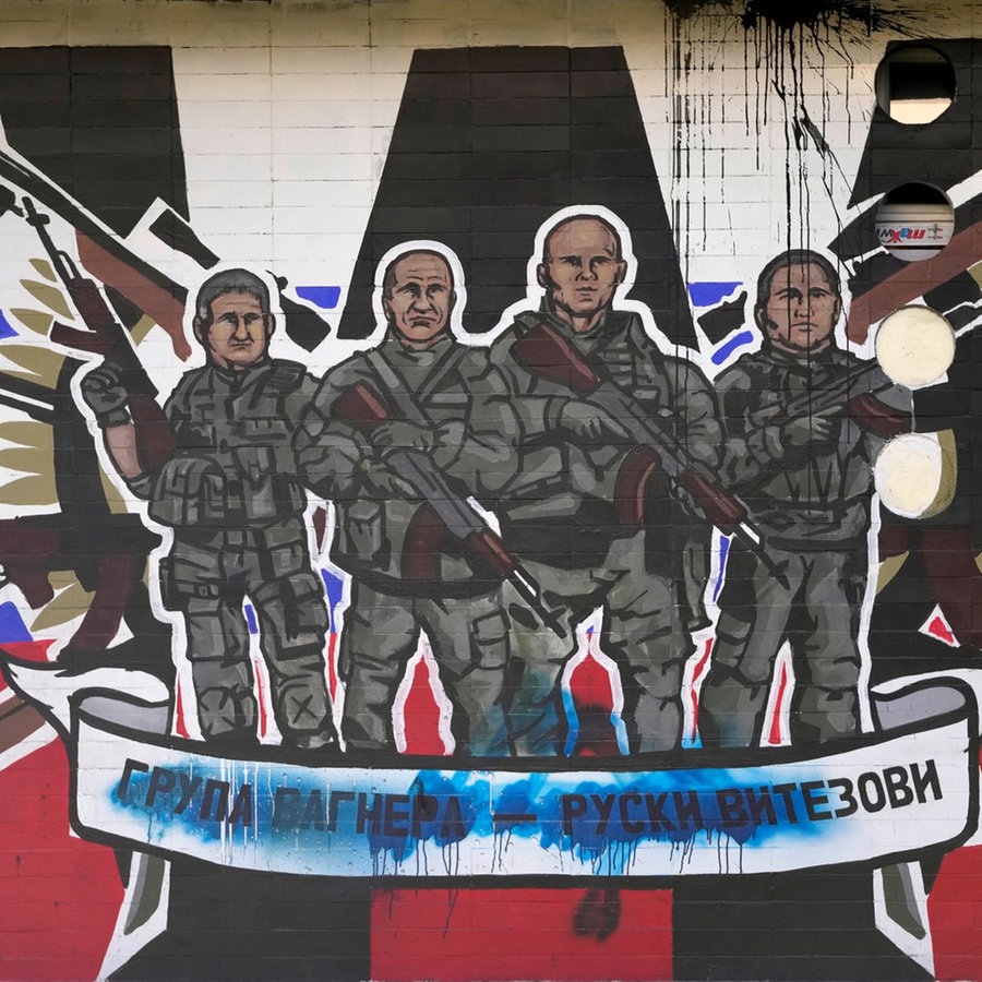 Ein beschmiertes Graffiti zeigt Kämpfer der Wagner Gruppe. © picture alliance Foto: Darko Vojinovic