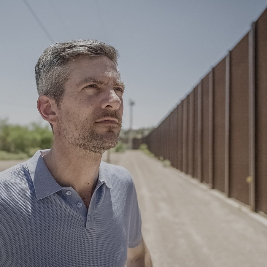 Ingo Zamperoni in Texas am Grenzzaun zu Mexiko bei Filmaufnahmen für seine Dokumentation. © NDR Foto: Martin Kobold