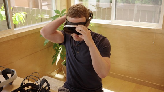 Mark Zuckerberg, CEO von Meta, testet einen Prototyp der neuen VR-Brille Holocake 2. © picture alliance 