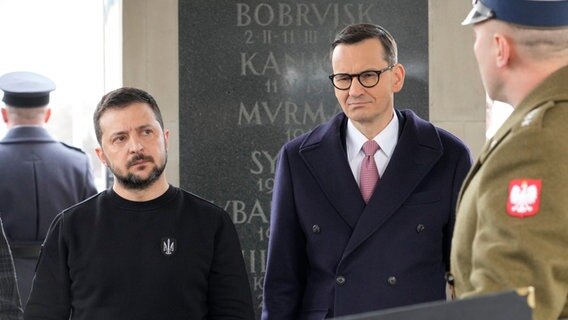 Ukraines Präsident Wolodymyr Selenskyj (l.) und Polens Ministerpräsident Mateusz Morawiecki bei einer Veranstaltung in Warschau im April 2023 © Czarek Sokolowski/AP/dpa Foto: Czarek Sokolowski/AP/dpa