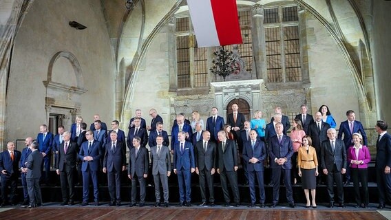 Staats- und Regierungschefs von 44 europäischen Ländern bei einem Gruppenbild während eines Treffens in Prag. © dpa bildfunk Foto: Kay Nietfeld
