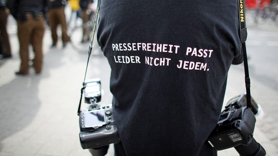 Ein Fotograf trägt ein T-Shirt mit einem Slogan für die Pressefreiheit © dpa Foto: Oliver Berg
