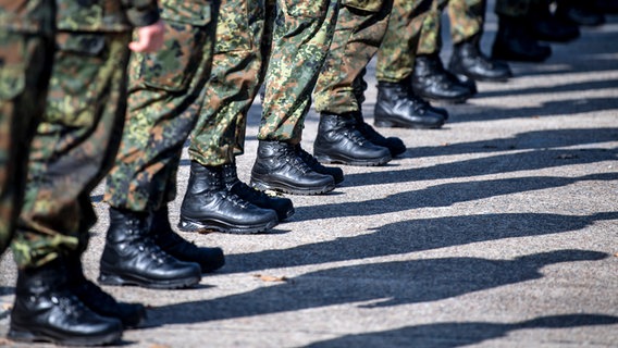 Soldaten der Bundeswehr stehen zum Appell in einer Reihe, nur die Beine sind zu sehen (Themenbild). © dpa Foto: Sina Schuldt