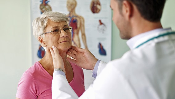 Ein Arzt tastet die Lymphknoten am Hals einer Frau ab. © Fotolia Foto: gpointstudio