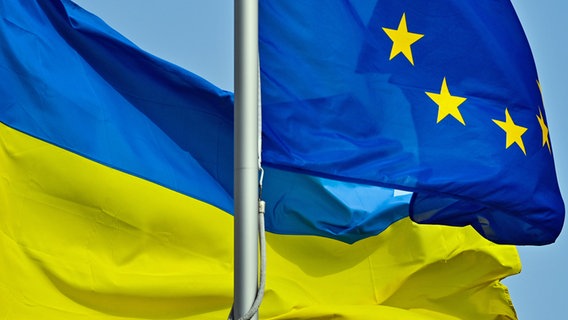 Die Fahnen der Ukraine und der EU wehen im Wind. © dpa-Zentralbild/dpa Foto: Patrick Pleul