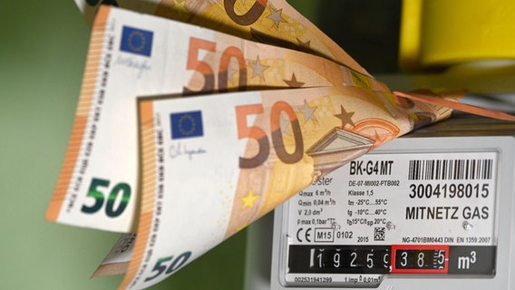 Fünfzig-Euro-Scheine auf einem Gaszähler. © picture alliance/ZB | Volkmar Heinz Foto: Volkmar Heinz