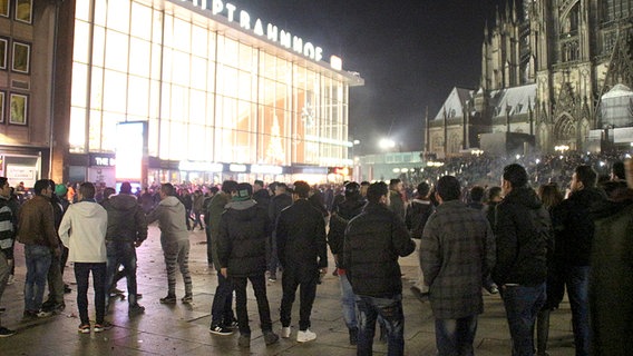 Zahlreiche Menschen stehen in der Silvesternacht auf dem Vorplatz des Hauptbahnhofs in Köln. © dpa Bildfunk Foto: Markus Boehm