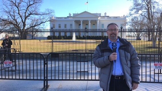 Korrespondent Martin Ganslmeier vor dem Weißen Haus in Washington. © ARD Studio Washington 