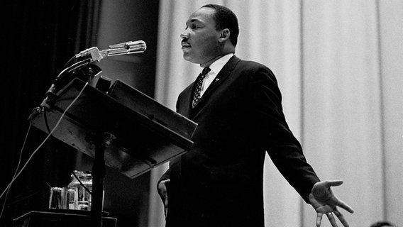 Martin Luther King steht an einem Rednerpult. © imago/ZUMA Press 